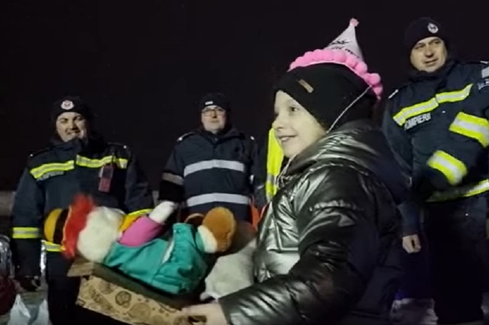 乌克兰难民女童惊喜庆生。（翻摄自罗马尼亚内政部推特）(photo:UpMedia)