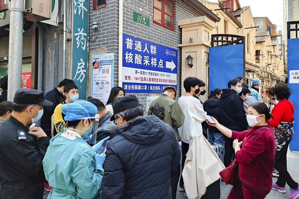 上海民眾排隊做採檢。（美聯社）