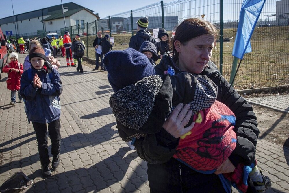 向外逃離尋求安全庇護，烏克蘭難民人數已經超過200萬人。（美聯社）