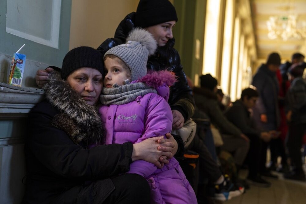 抵達波蘭華沙等待安置的烏克蘭母女。（美聯社）