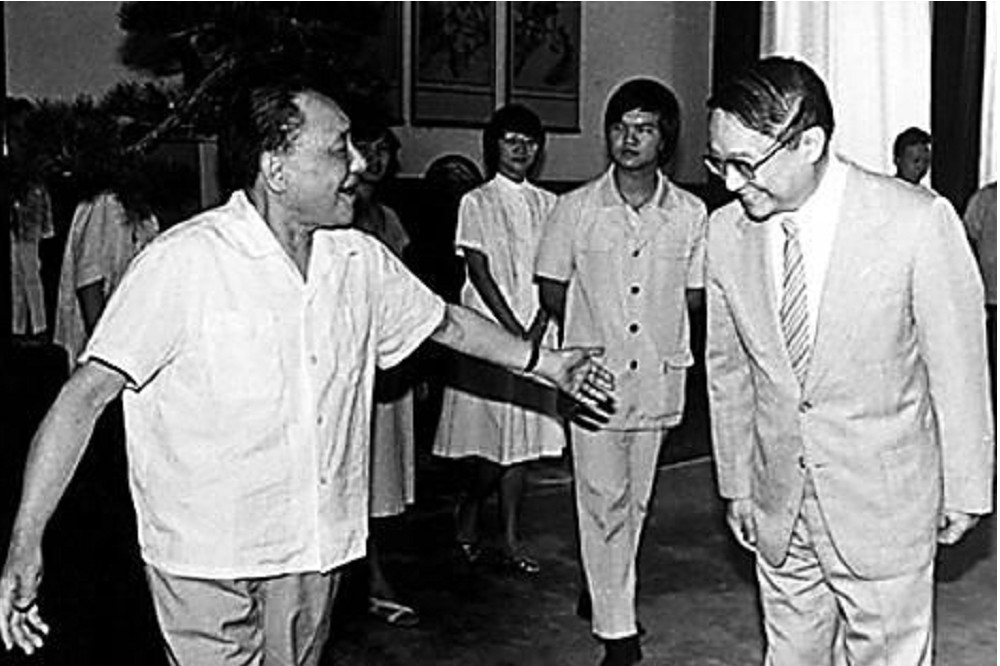 1981年金庸獲鄧小平接見後，政治立場即大改變。（圖片摘自人民網）