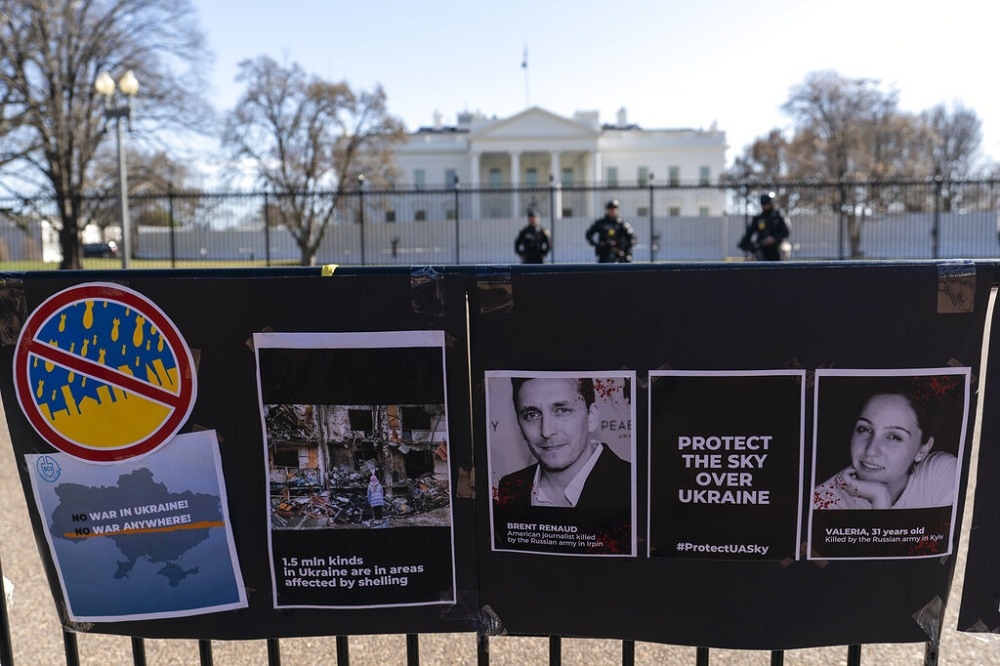 民眾在白宮外張貼雷納德的照片以抗議俄羅斯入侵烏克蘭。（美聯社）
