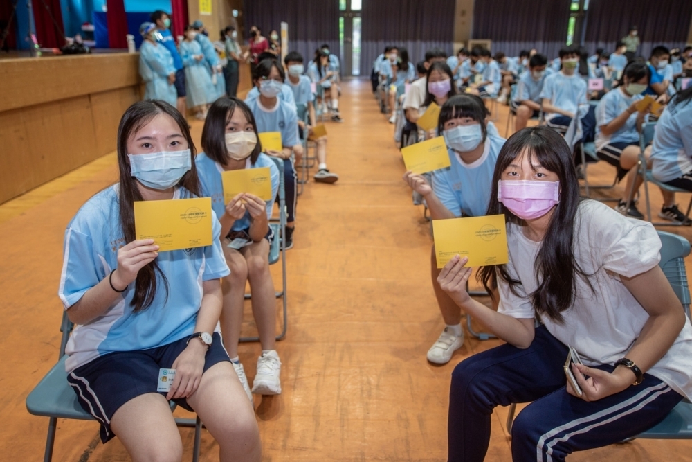 行政院長蘇貞昌召開擴大防疫會議，要求規劃12歲至17歲學生施打第3劑疫苗。（取自鄭文燦臉書）