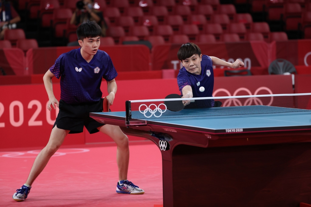 桌球黃金組合林昀儒與鄭怡靜出征WTT新加坡大滿貫賽，14日以直落三闖進混雙4強。圖為兩人去年東京奧運比賽圖。（教育部提供）