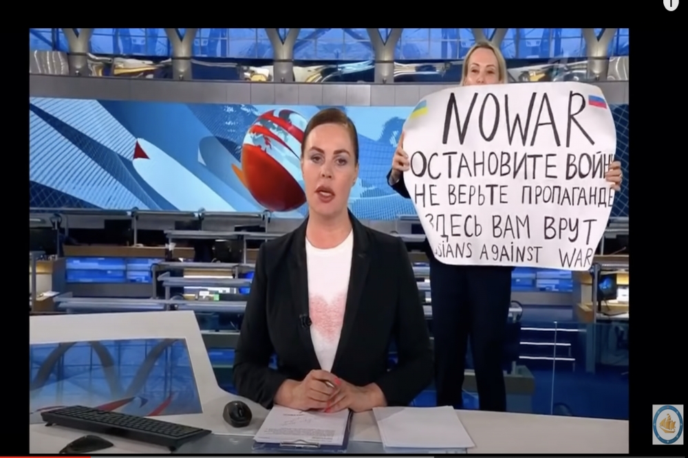 俄羅斯官媒製作人奧芙揚尼科娃，在直播間高舉反戰標語。（圖取自Odesa Film Studio YouTube頻道網頁youtube.com）