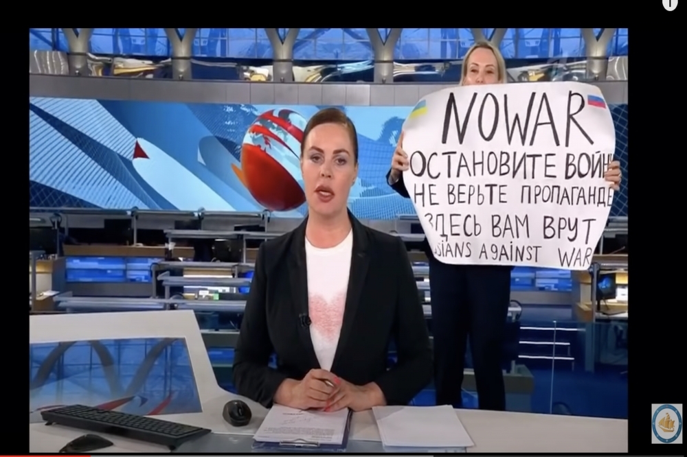 奧芙揚尼科娃14日高舉反戰標語。（圖取自Odesa Film Studio YouTube頻道網頁youtube.com）