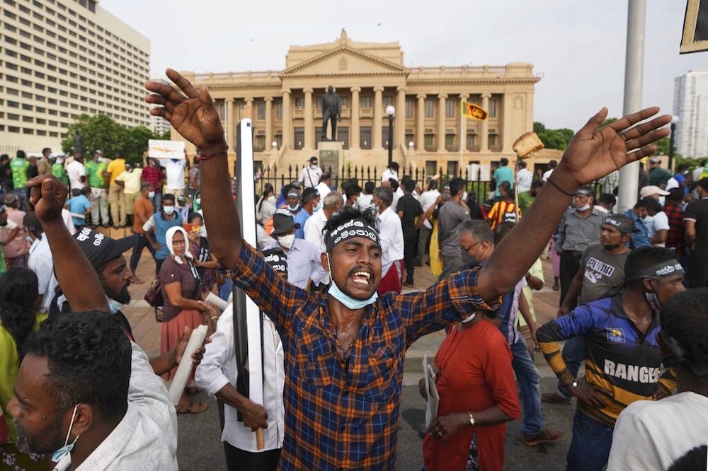 斯里蘭卡民眾15日在首都可倫坡總統府外抗議。（美聯社）