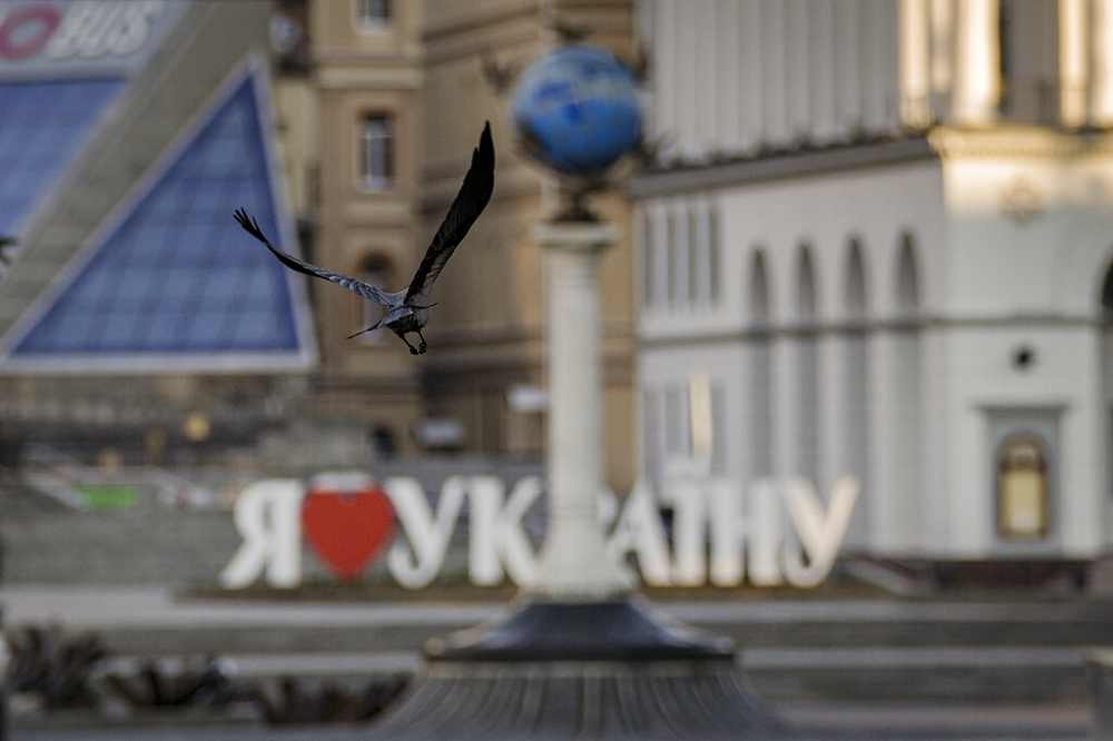 烏克蘭首都基輔15日起實施宵禁，路上空無一人。（美聯社）