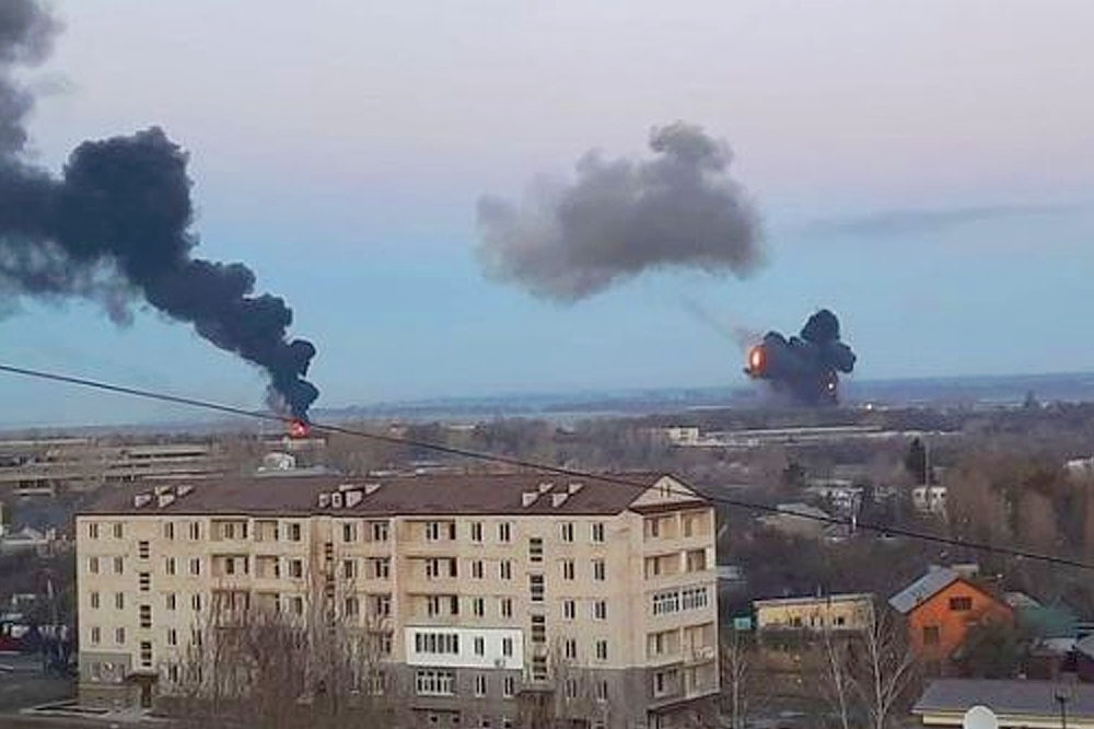 車諾比工廠受到俄軍轟炸。（翻攝自推特：Franak Viačorka）