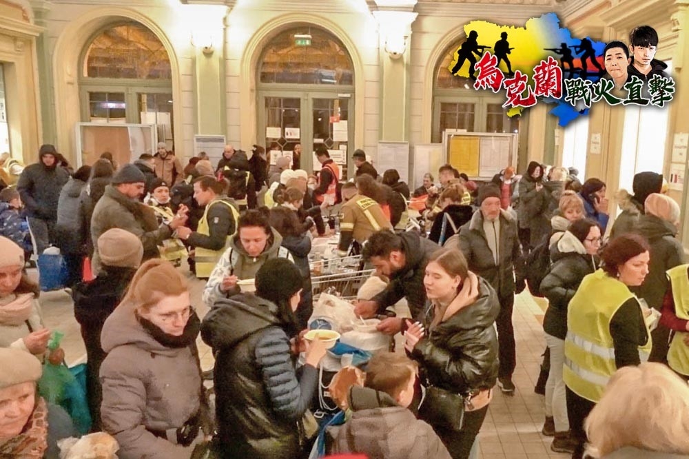 普熱梅希爾車站擠滿了人，許多志工團體也進駐火車站，發放熱食跟日常用品。（沈粲家攝）