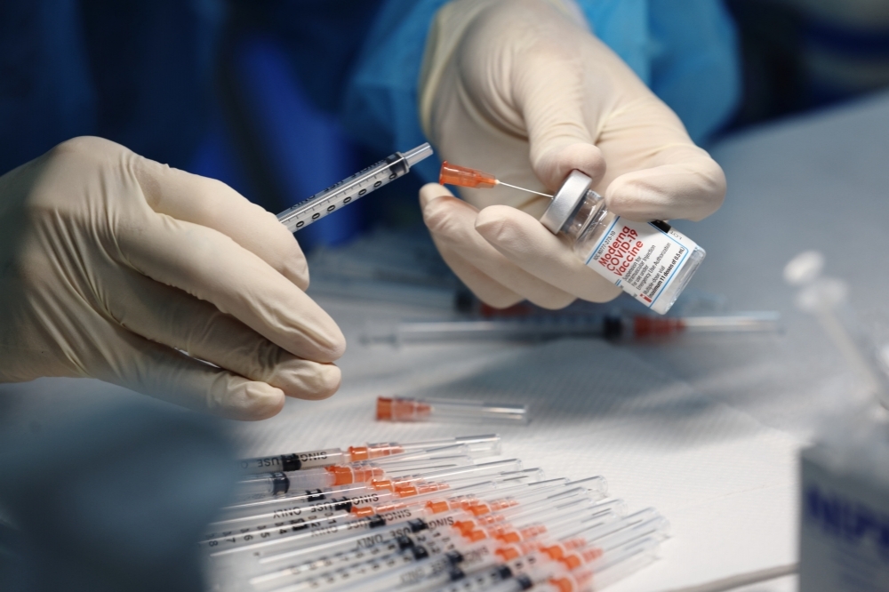 林口長庚醫院17日公布最新研究報告，完整接種2劑AZ疫苗、第3劑施打半量莫德納，抗體可增39.8倍。（資料照片／陳愷巨攝）