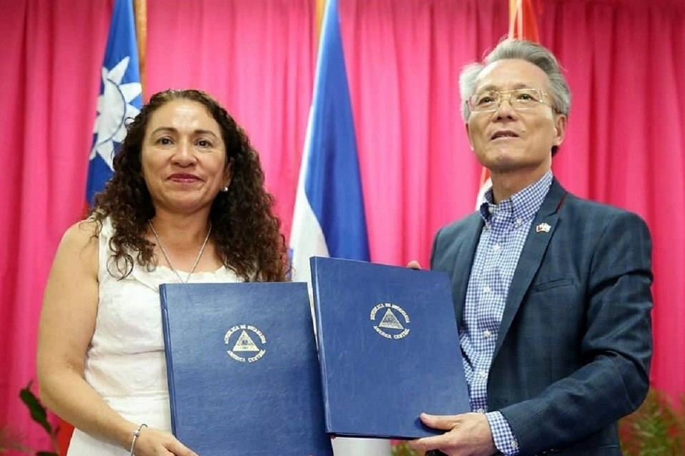 台尼斷交後，我駐尼加拉瓜前大使吳進木（右）隨即入籍尼國，監察院3監委申請自動調查。（取自國合會臉書）