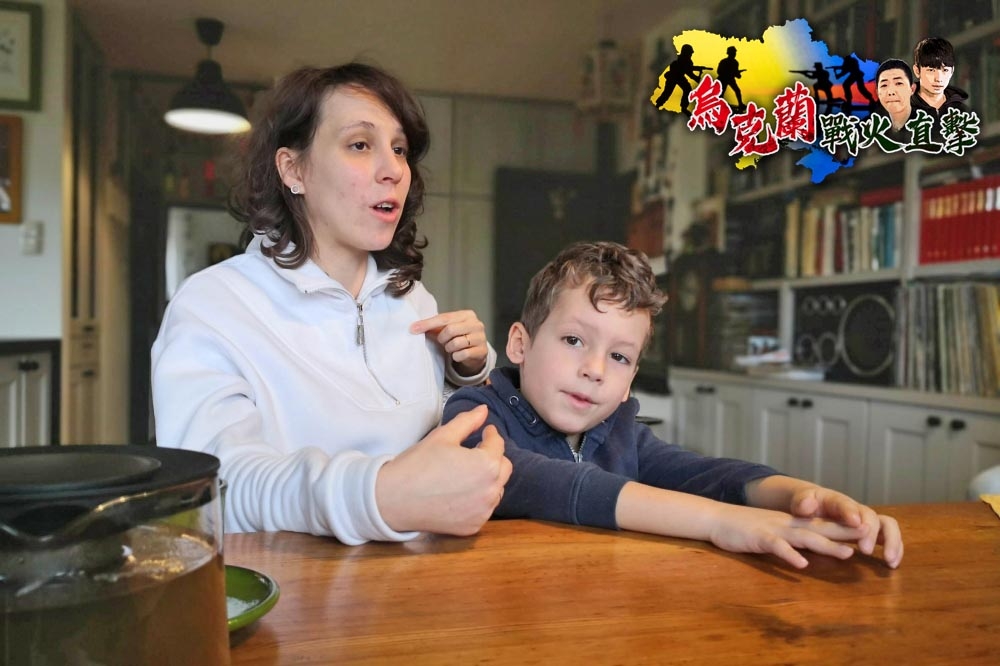 家乡在乌克兰基辅附近小镇的Olena，目前是怀有6个月身孕的33岁妈妈，她挺着孕肚带着6岁儿子Artur逃至波兰。（杨毅摄）(photo:UpMedia)