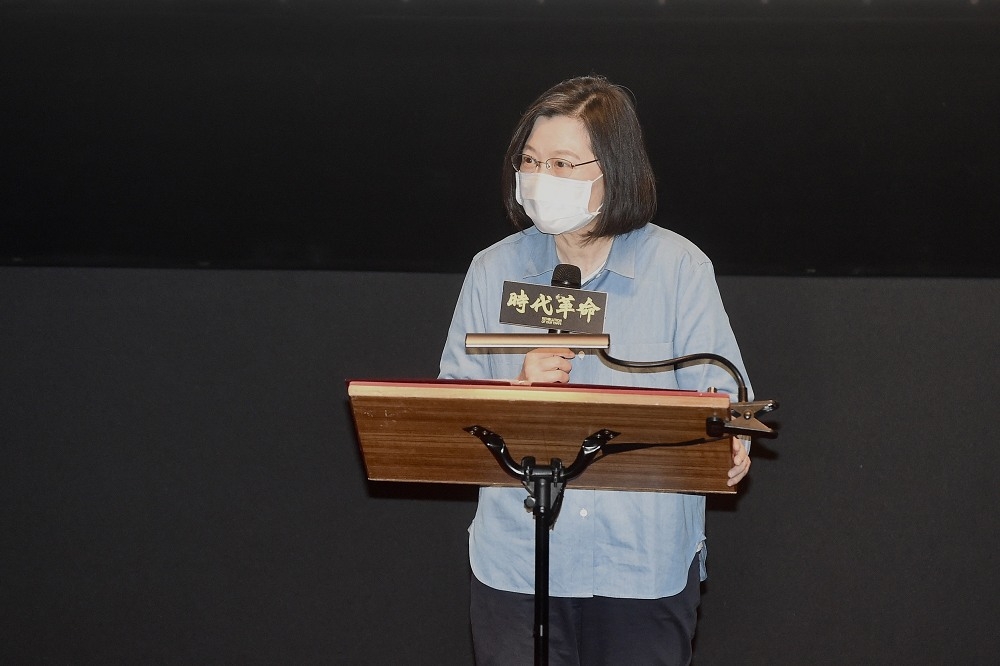 總統蔡英文17日在光點華山包場電影《時代革命》，表示「這是每一位台灣人都應該來看的紀錄片」。（張哲偉攝）