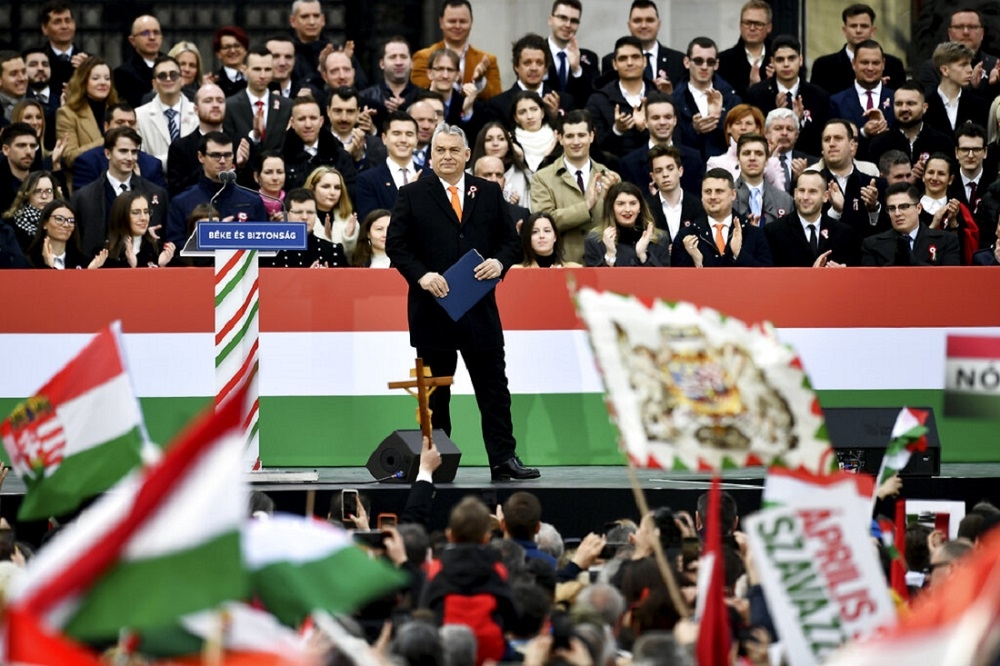 匈牙利總理奧班與支持者。（美聯社）