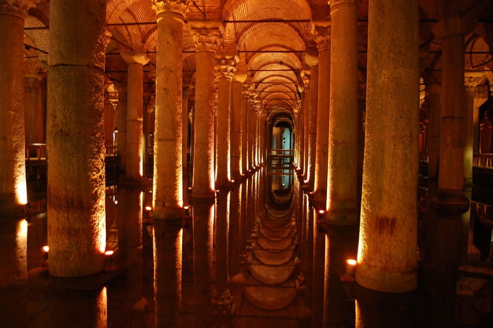土耳其伊斯坦堡地下水宮殿位於街道下方10公尺，建於西元532年。（CC BY-SA 3.0 Dpnuevo）