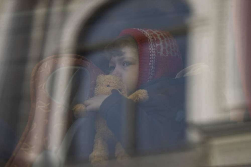 一名抵達波蘭普瑟米斯（Przemysl）車站的烏克蘭孩子。（美聯社）