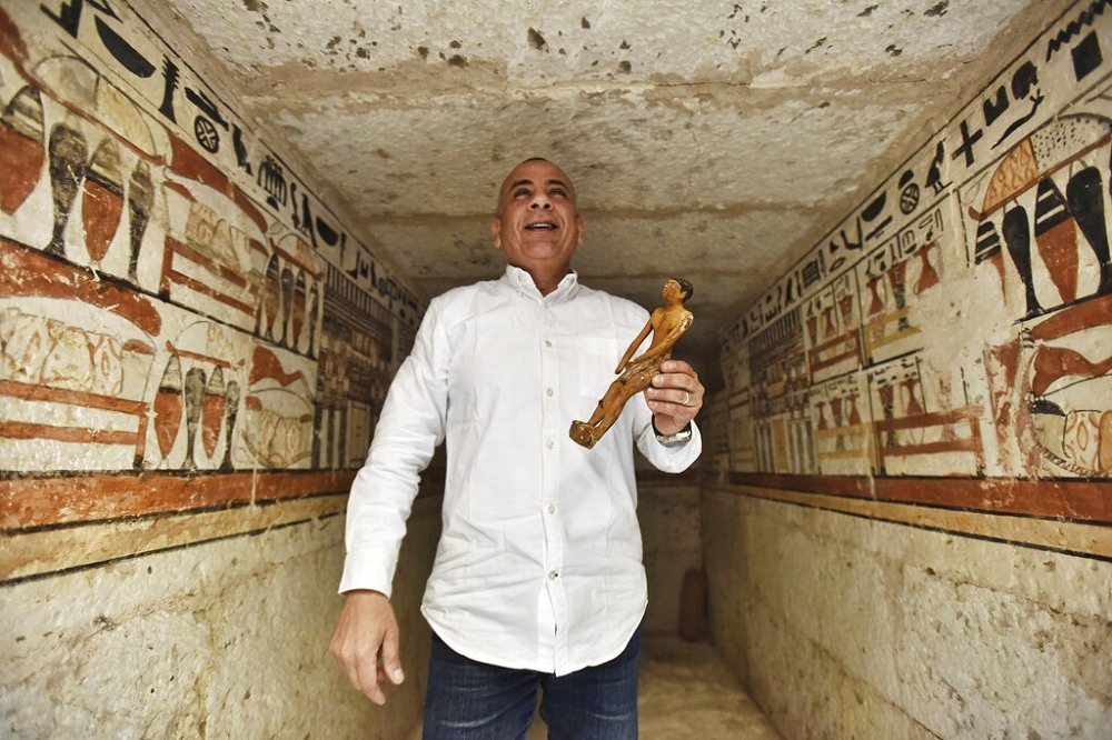 埃及古文物最高委員會秘書長瓦茲里展示文物。（美聯社）
