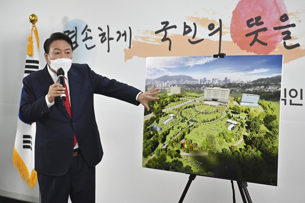 南韓新總統當選人尹錫悅20日宣布，他將不會進駐青瓦台、改將辦公室設置在國防部龍山營區。（美聯社）