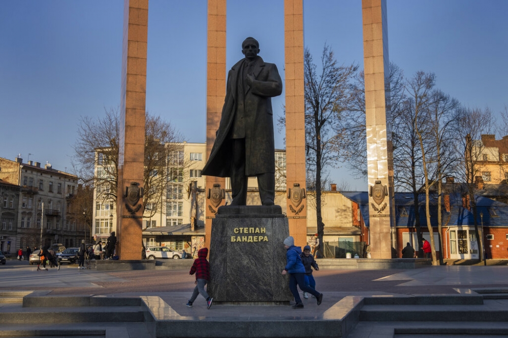 利沃夫市中心一座紀念民族運動者班德拉的銅像。（美聯社）