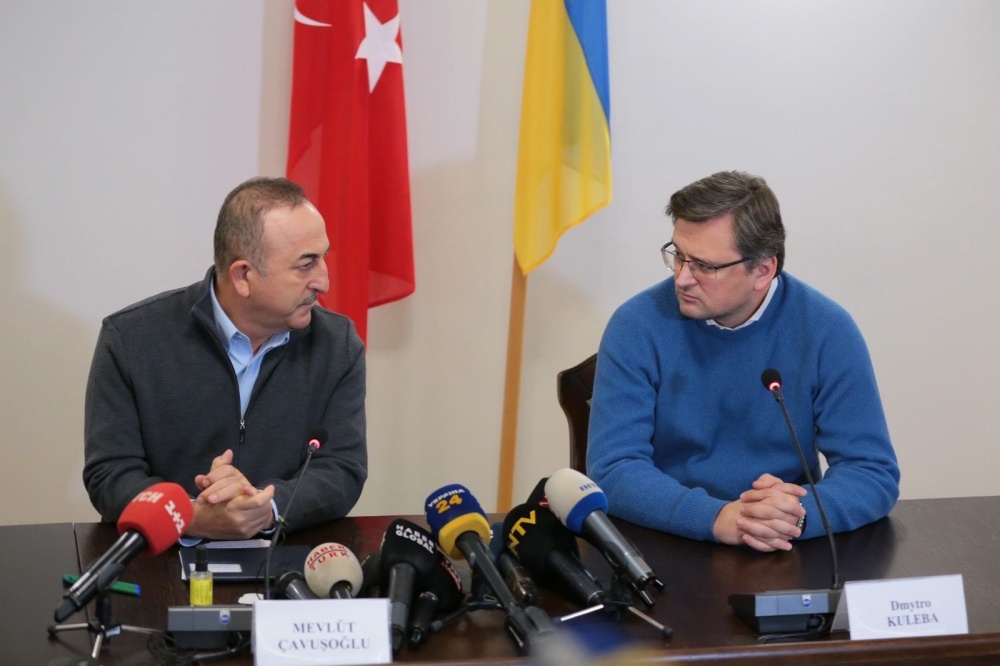 右為烏克蘭外交部長庫列巴，左為土耳其外交部長卡夫索格魯。攝於16日卡夫索格魯訪烏克蘭。（取自庫列巴推特）