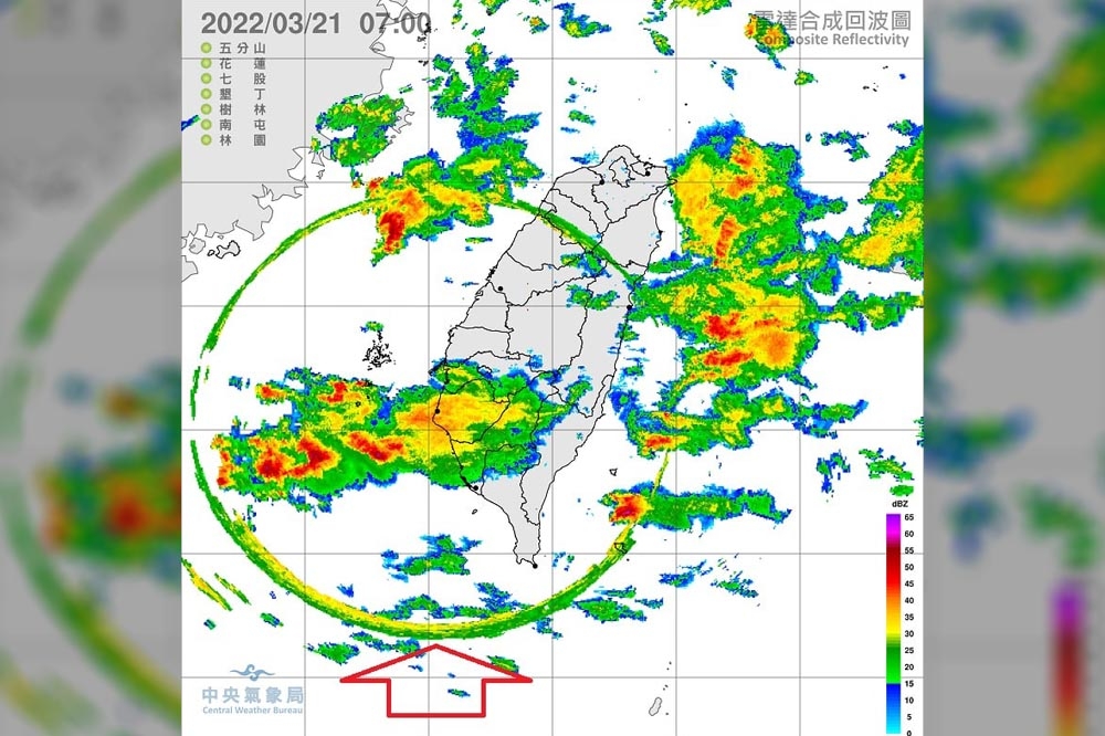21日清晨5點半至上午8點，出現一個「神祕大圈圈」罩住台灣。（取自鄭明典臉書）
