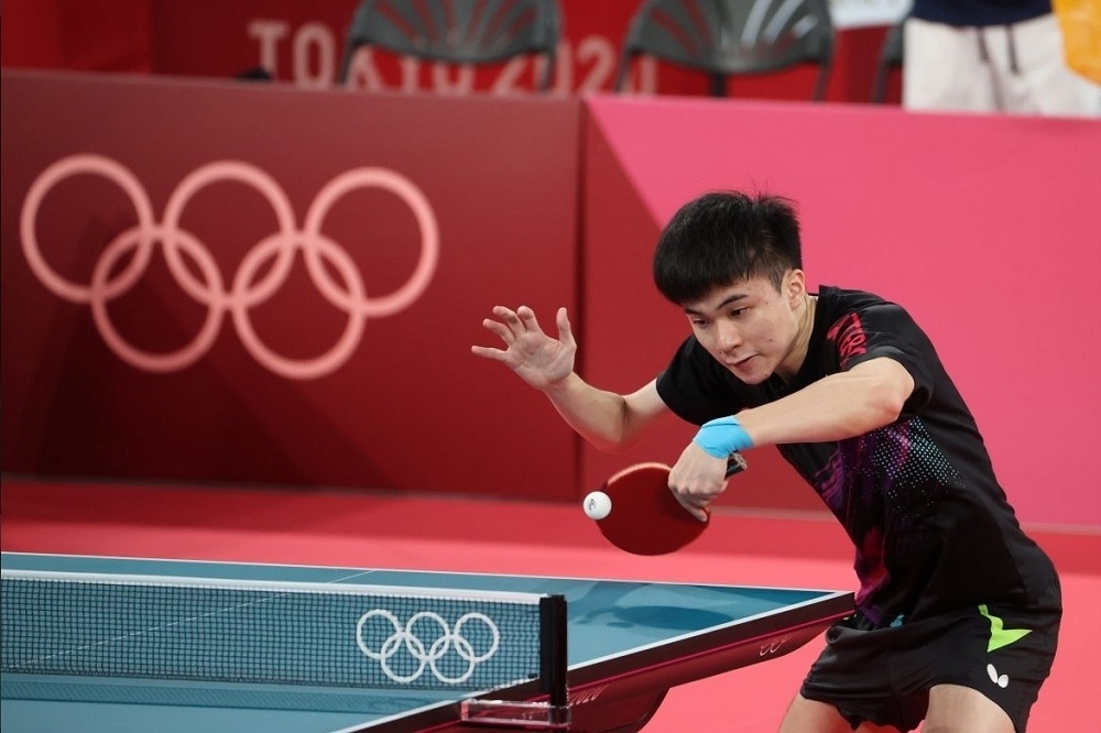 桌球好手林昀儒，22日在WTT挑戰賽杜哈站，以3比1擊敗年僅15歲的天才小將李布隆，晉級16強。（體育署提供）