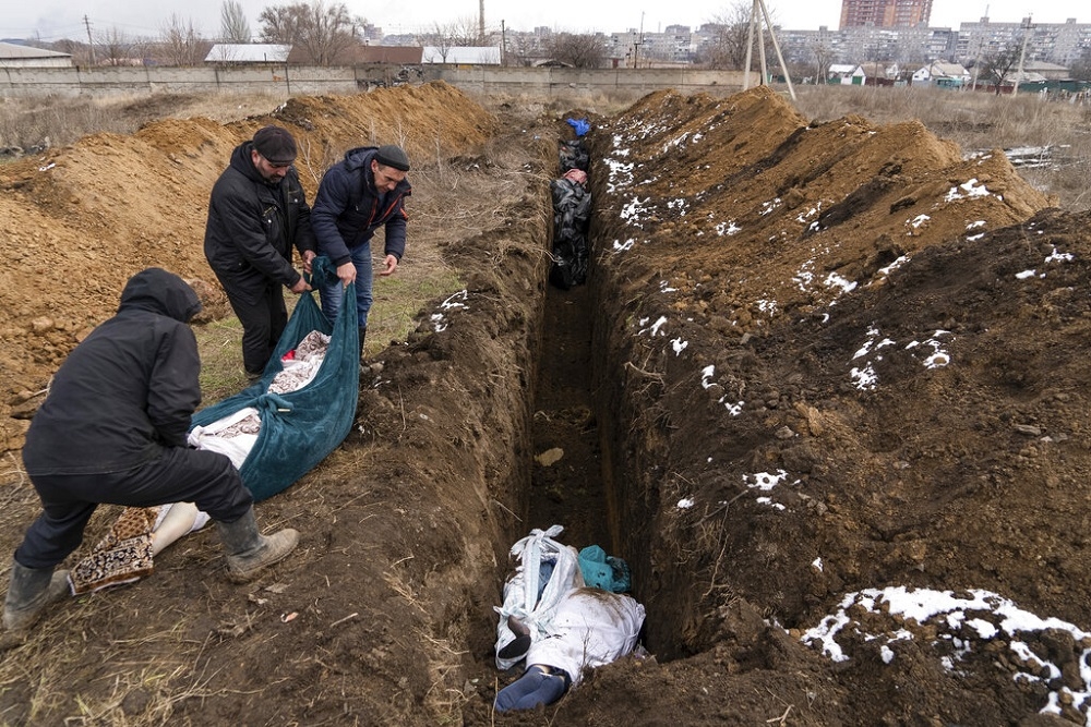 馬里烏波爾遇難民眾遺體，被放置入坑道中。（美聯社）