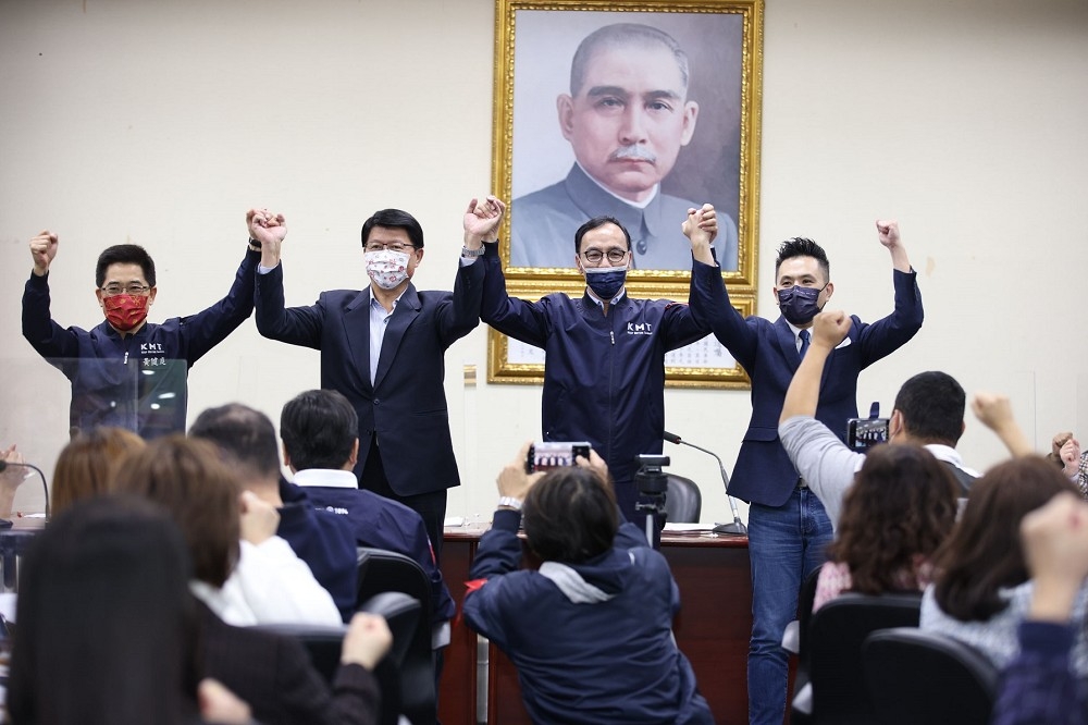 國民黨台南市長人選，23日中常會確定人選，由在地議員謝龍介（左二）出戰。（陳愷巨攝）