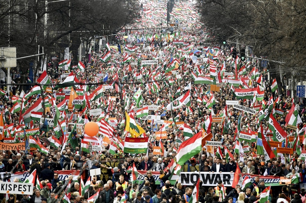 匈牙利政府長年親俄，卻仍有上萬民眾走到街頭表達反戰立場。（美聯社）