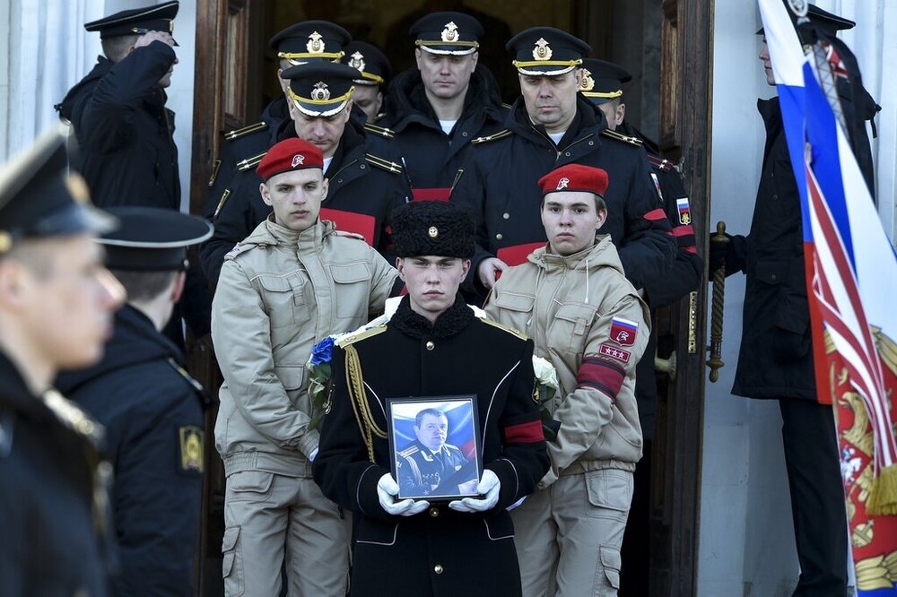 俄羅斯軍隊為在烏克蘭戰死的陸軍上校舉行葬禮。（美聯社）