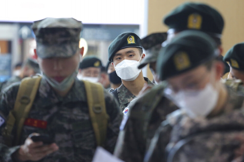 等待核酸檢查的韓國現役官兵，非當事人。（美聯社）