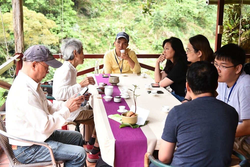 「臺北貓空茶會」有專業茶師與民眾對話交流，分享喝茶禮儀及品茗知識。（臺北市觀光傳播局提供）
