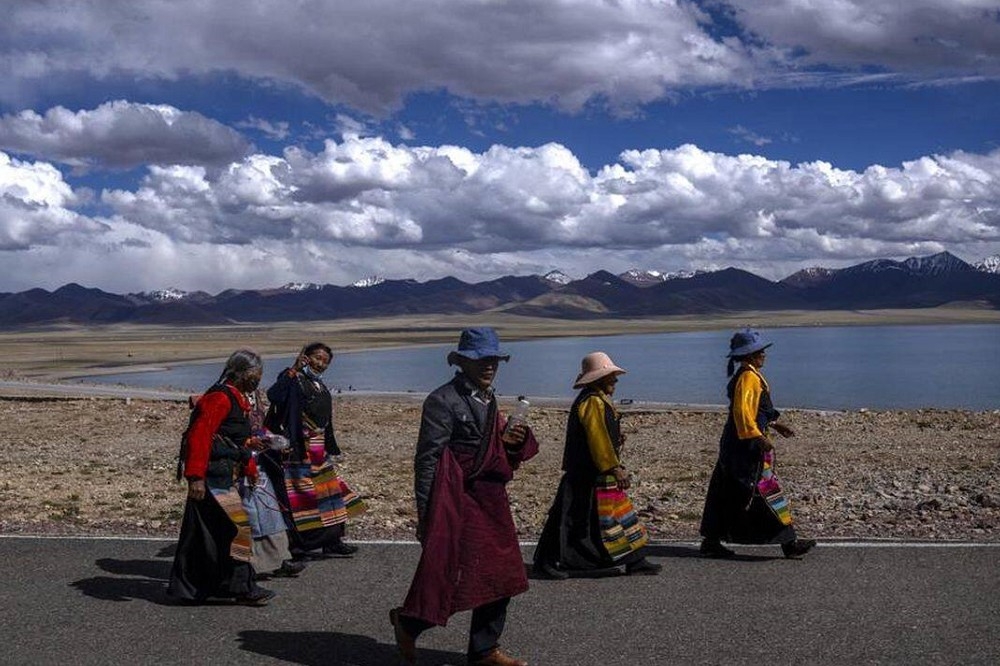 藏人在這被占領被統治的困難時期，既要汲取歷史教訓，走向現代化，又要保持藏文化，做到「亡國不滅種」，這需要藏民族的每一個成員有明確而強烈的自我意識和民族認同。（美聯社）