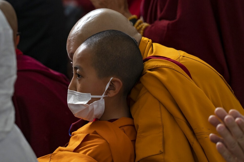 西藏流亡僧侶在印度達蘭薩拉的楚格拉康寺聆聽精神領袖達賴喇嘛演講。（美聯社）