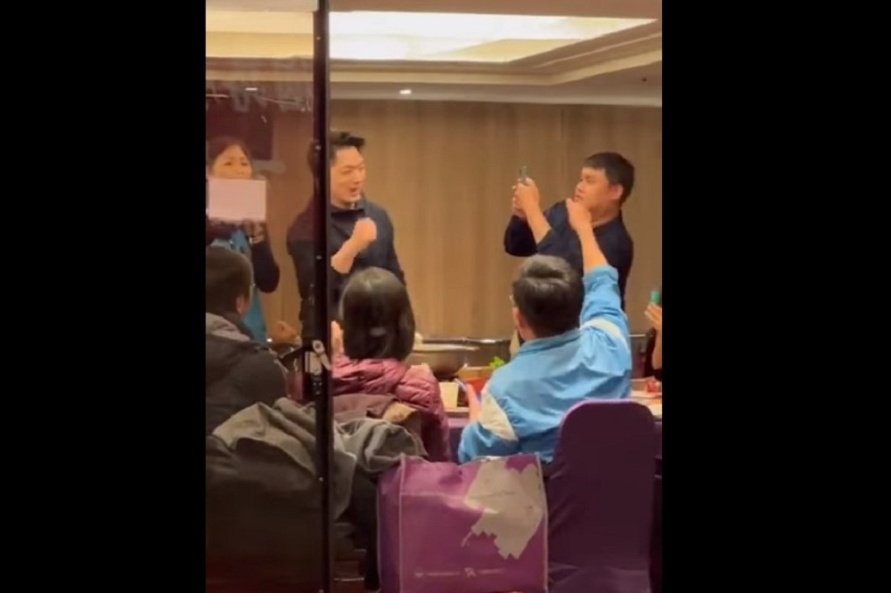 蔣萬安24日晚上出席活動，被爆出沒戴口罩、逐桌打招呼的影片，挨批不遵守防疫規定。（擷取自王浩宇臉書）