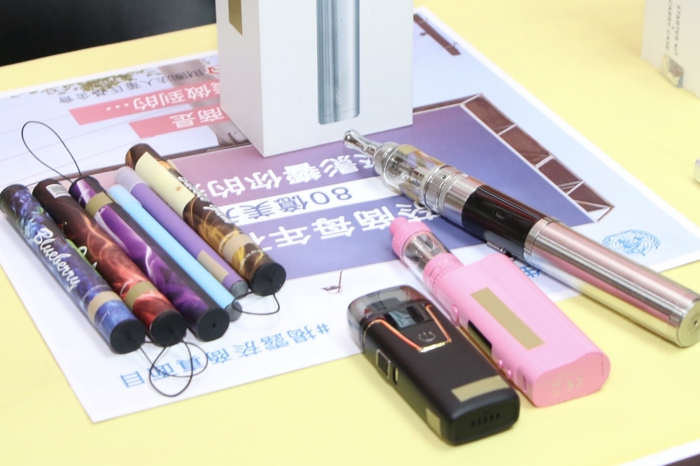 《台北市新興菸品管理自治條例》27日上路，不僅禁止展示、販賣電子菸，目前18歲以下使用新興菸品，要接受戒治教育。（資料照片／王侑聖攝）