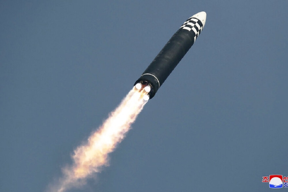 官方通訊社25日證實，北韓在24日下午成功試射最新型的洲際彈道飛彈（ICBM），並命名為「火星17型」。（美聯社）
