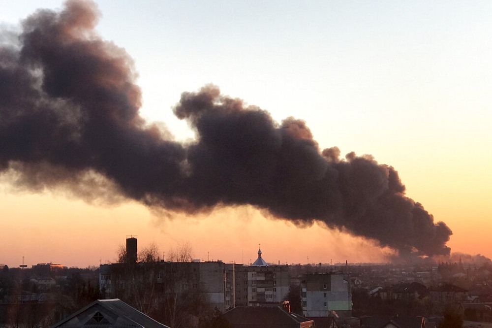 烏克蘭西部城市遭到飛彈攻擊。（美聯社）