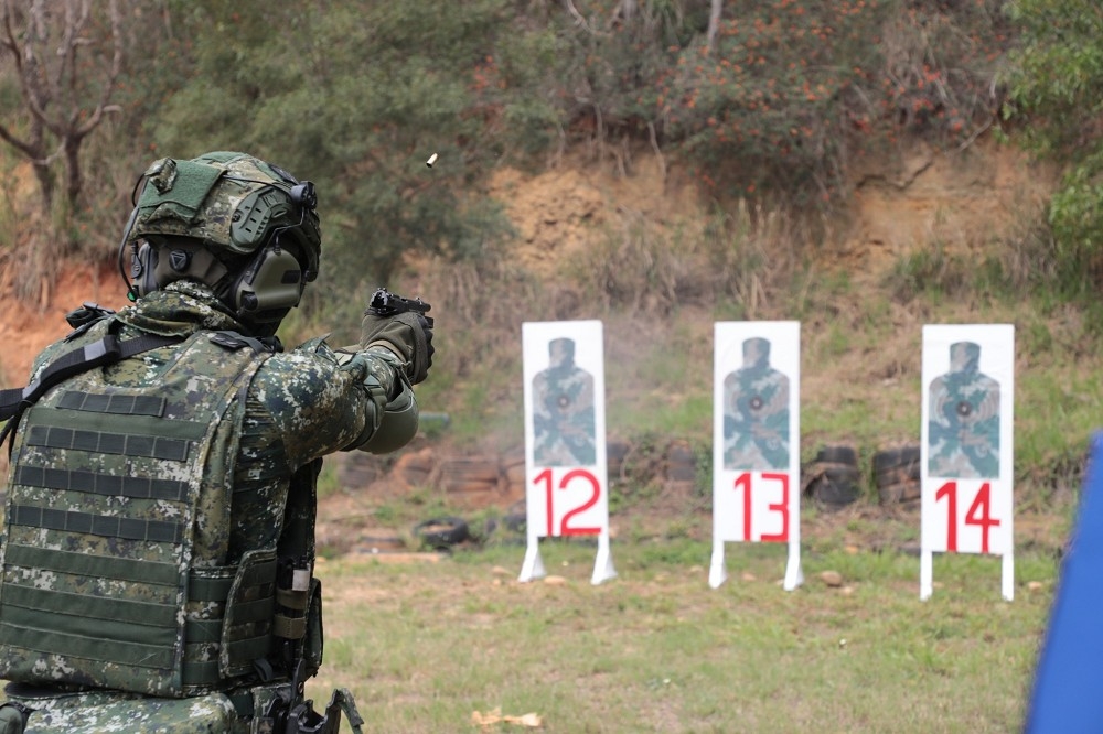 陸軍秀出「步槍射擊訓練合格簽證」示範照，但特戰指揮部因戴「軍規麥克風抗噪耳機」，引發是否為自購裝備的議論。（取自中華民國陸軍臉書）
