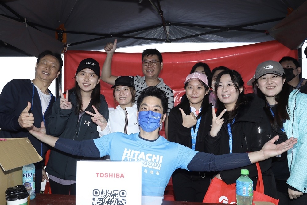 欲競逐台北市長大位的藍委蔣萬安（前）27日出席電器盃反詐騙公益路跑活動，不少民眾爭相合照。（王侑聖攝）