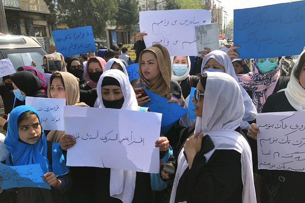 阿富汗女性抗議神學士突然改變政策、不讓女孩上學。（美聯社）
