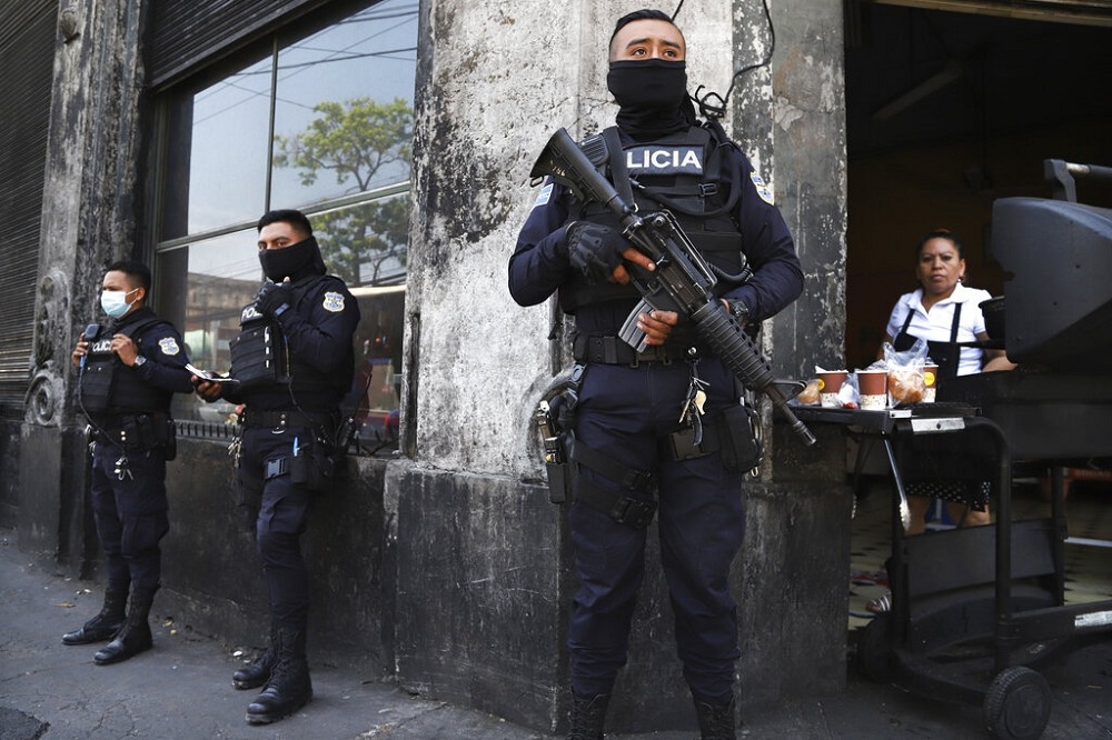 薩爾瓦多警方正在街頭維安。（美聯社）