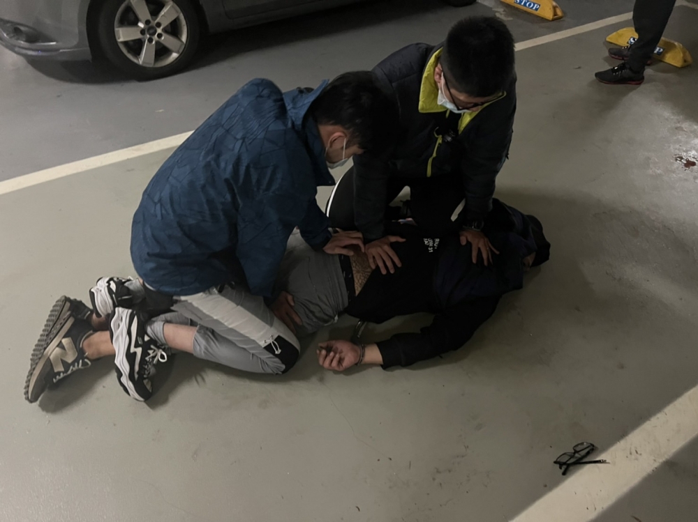 小隊長李宥賢遭嫌犯開槍射傷小腿。負傷後仍與同仁一起制服嫌犯。（翻攝畫面）