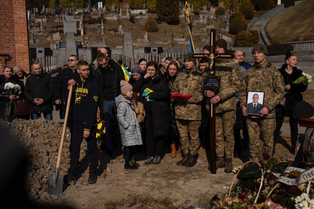 烏克蘭軍隊在利沃夫為陣亡將士舉行葬禮。（美聯社）