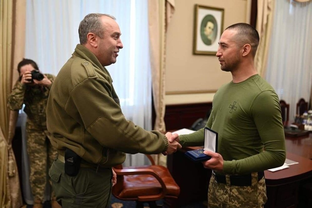 烏克蘭蛇島守衛羅曼（右）因英勇事蹟獲頒勳章。（圖片取自烏克蘭國防部）