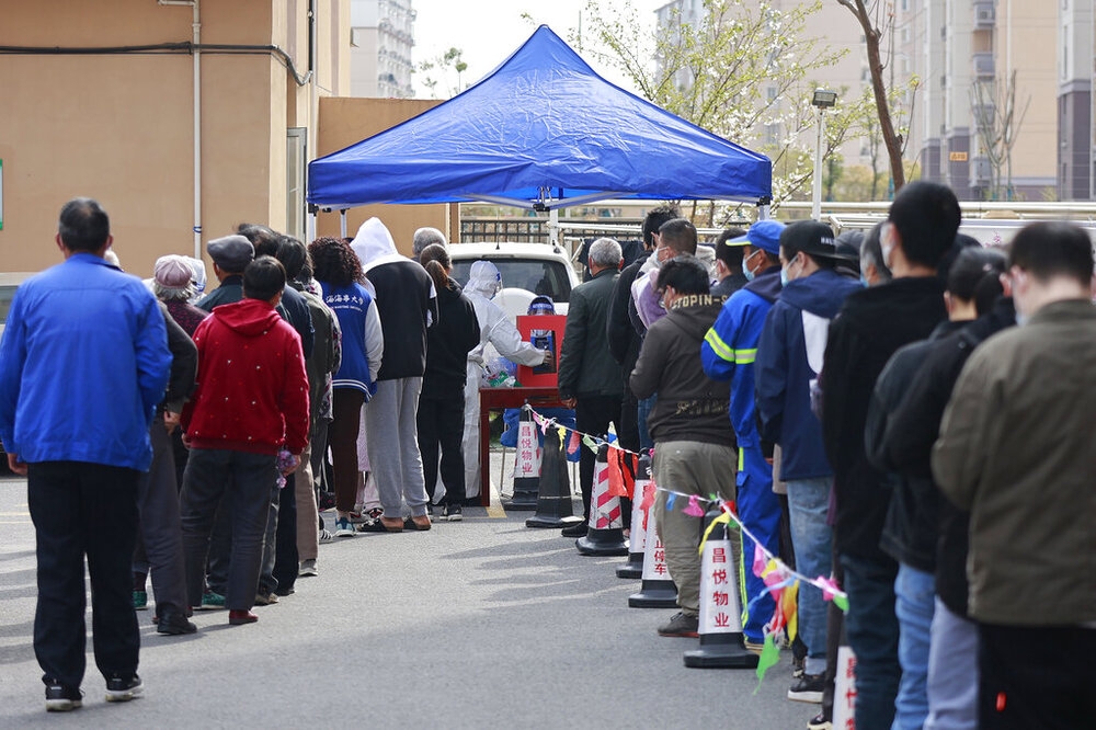 大批上海居民排队进行核酸检测。（美联社）(photo:UpMedia)