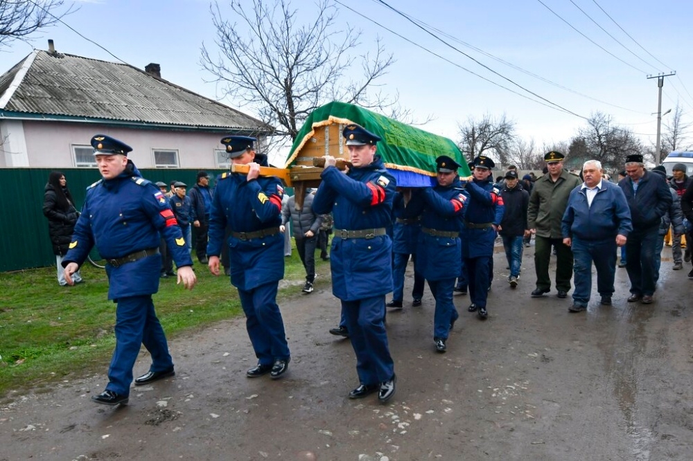 俄羅斯軍隊扛著陣亡的士兵棺木。（美聯社）