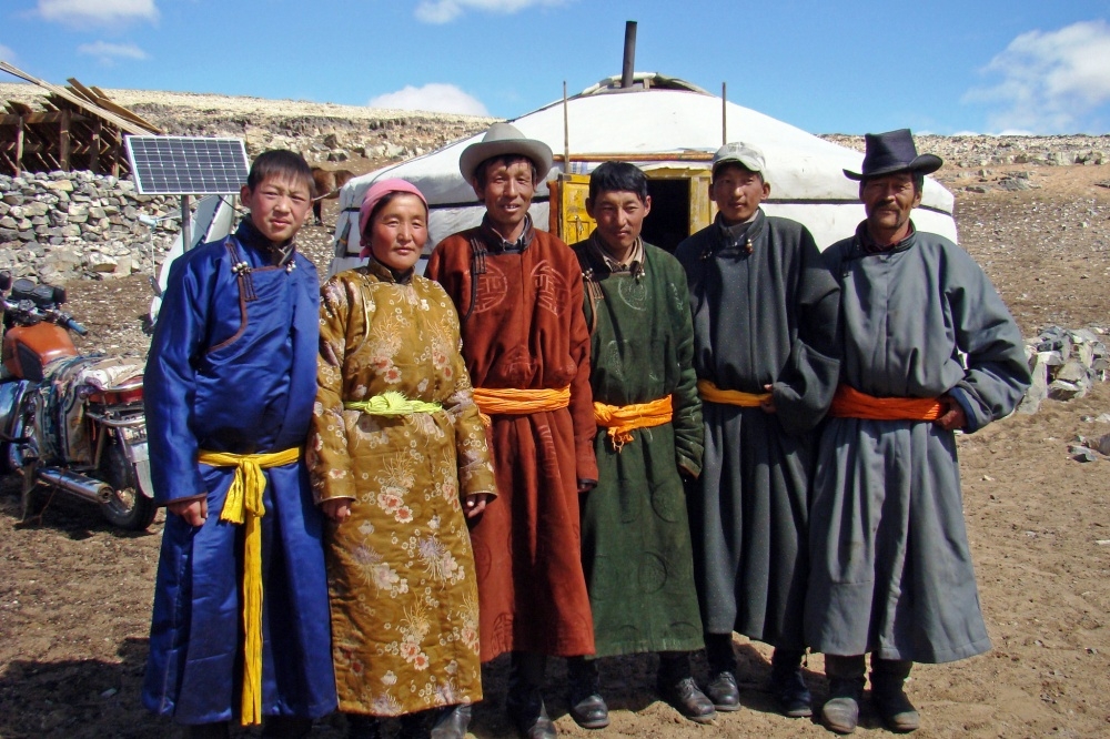 着传统服装、站在蒙古包前的蒙古人。（取自世界银行）(photo:UpMedia)