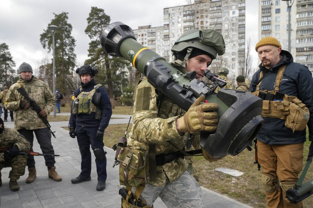 烏克蘭邊境部隊取得次世代反坦克飛彈（NLAWs）。（美聯社）